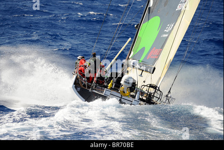 Grüner Drache rundet das brasilianische Insel Fernando De Noronha, während der 10. Volvo Ocean Race (2008-2009), Oktober 23. 20 Stockfoto