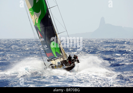 Grüner Drache rundet das brasilianische Insel Fernando De Noronha, während der 10. Volvo Ocean Race (2008-2009), Oktober 23. 20 Stockfoto