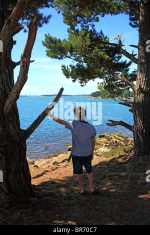 Jungen Blick auf Boote von Pointe de Toulindac, Ile Aux Moines, Golfe du Morbihan, Bretagne, Bretagne, Frankreich Stockfoto