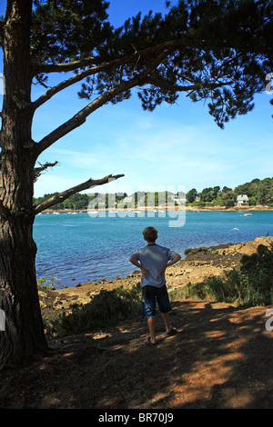 Junge Blick auf Boote von Pointe de Toulindac, Ile Aux Moines, Golfe du Morbihan, Bretagne, Bretagne, Frankreich Stockfoto