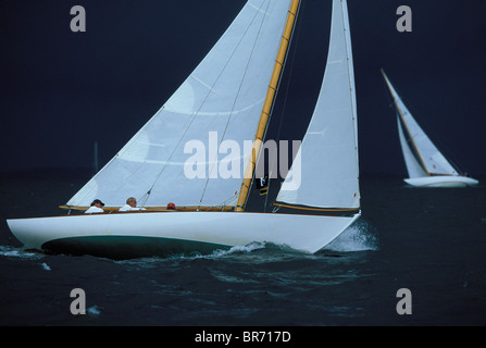 Klassische Yachten in Luv bei stürmischem Wetter schlagen, während das Museum Yachting jährliche Regatta in Newport, Rhode Island, USA Stockfoto