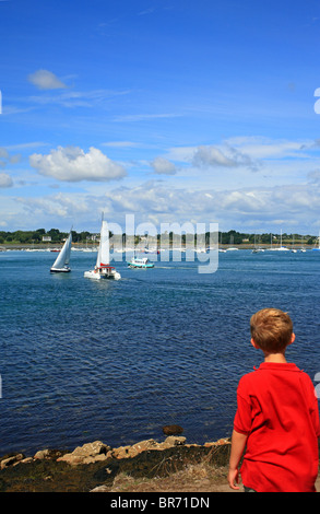 Junge Blick auf Boote von Pointe de Toulindac in Richtung Port Blanc, Ile Aux Moines, Golfe du Morbihan, Bretagne, Bretagne, Frankreich Stockfoto