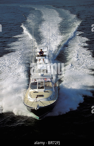 Kleinen Hafen Flüstern Jet Motorboot mit Thunfisch Angeln Turm. Stockfoto