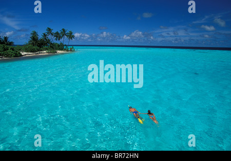 Leute Schnorcheln im klaren Wasser, Malediven. Stockfoto