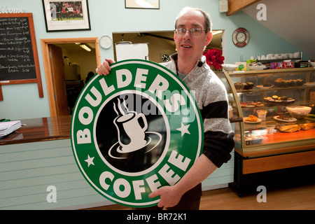 DEREK EDWARDS, der Besitzer von Felsbrocken Cafe, Borth, Wales UK, mit dem Zeichen für sein Café, das er gehabt hat, zu entfernen Stockfoto