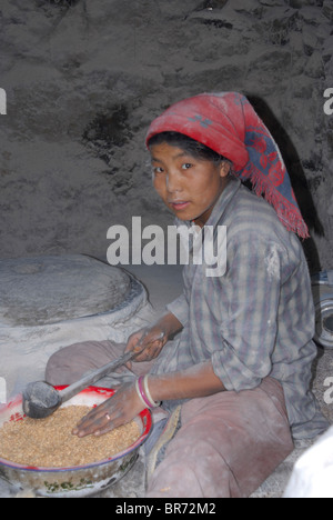 Frau mahlt Mehl in Nepal. Stockfoto
