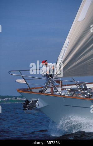 Bowman ziehen am Vorliek Kabel auf einer großen 120ft Schaluppe Segeln gegen den Wind vor Newport Rhode-Island, USA Stockfoto