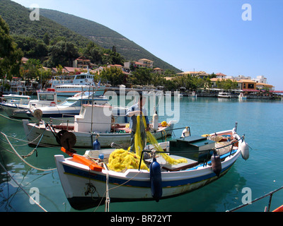 Ein Mann auf einem Boot in das kleine Dorf von Vassiliki auf der Insel Lefkas in Griechenland. Stockfoto