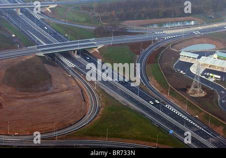 Die ersten Fahrzeuge fahren nach der Eröffnungsfeier 2003 auf der neuen Autobahn M6 toll Stockfoto