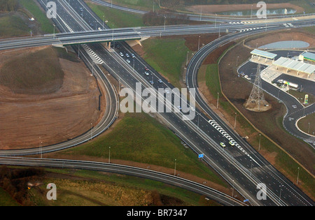 Die ersten Fahrzeuge fahren nach der Eröffnungsfeier 2003 auf der neuen Autobahn M6 toll Stockfoto