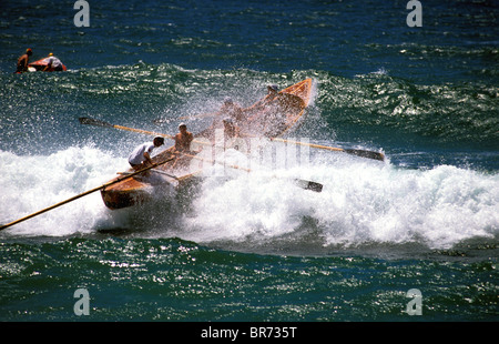 Team der australischen Surf Leben Sparer Zeile heraus durch die schwere Brandung an einem Strand in Australien. Stockfoto