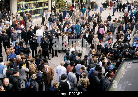 Polizisten vermischen sich mit Menschenmenge am Eingang zum nächsten Shop nach Clinton McCurbin starb, von der Polizei verhaftet Stockfoto