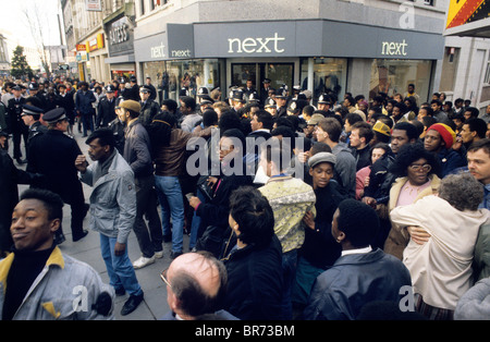 Polizisten bewachen Eingang zum nächsten Shop nach Clinton McCurbin starb, während durch die Polizei in Wolverhampton Stockfoto