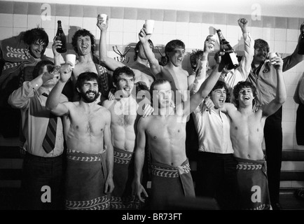 Aston Villa-Spieler feiern Gewinn der Football League Championship in der Umkleidekabine in Highbury. Arsenal 1981 Stockfoto