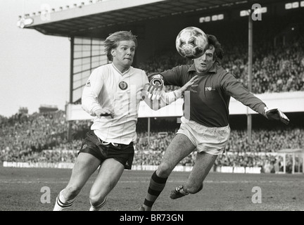 Arsenal V Aston Villa FA Cup 6. Runde in Highbury 03.12.83 Gary Shaw und Arsenal Torwart Pat Jennings. Stockfoto