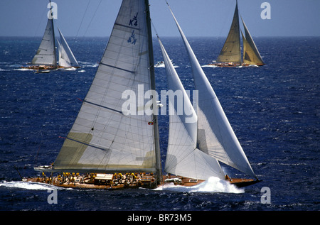 Links: 'Shamrock V', Mitte: "Sich bemühen", rechts: "Velsheda", Antigua Klassiker, 1999. Stockfoto