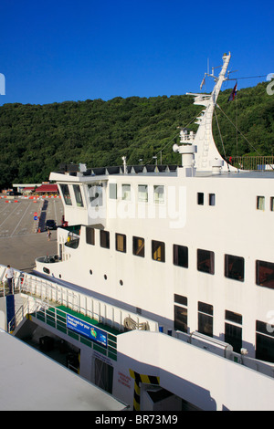 Eine Passagier- und Autofähre in Valbiska (Insel Krk) vor seiner Abreise nach Merang (Insel Cres), Kroatien Stockfoto