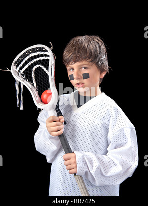 Verschwitzter junge posiert mit seinen Lacrosse Stock (Crosse) nach einem Spiel. Stockfoto