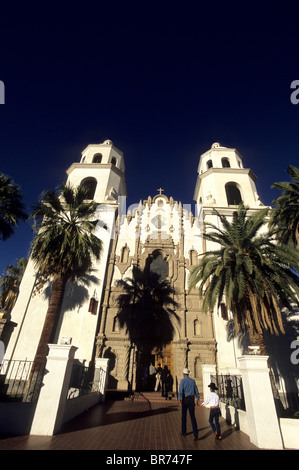 Ein Mann und eine junge in St. Augustine Catherdral & Innenstadt von Gebäuden in Tucson Arizona. Stockfoto