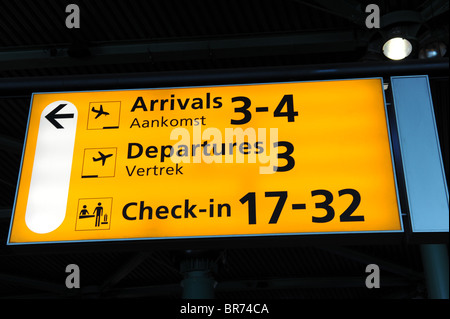 Wegweiser in einem Terminal des Flughafen Schiphol, Amsterdam, Niederlande Stockfoto