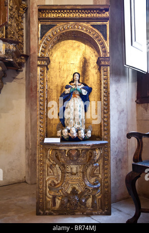 17. Jahrhundert unserer lieben Frau der Unbefleckten Empfängnis Statue in der Misericordia Kirche in Santarém, Portugal. Stockfoto