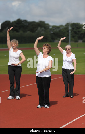 Eine Gruppe älterer Frauen an einem Tai Chai-Sitzung teilnehmen. Stockfoto