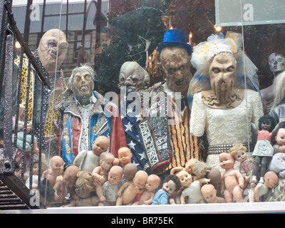 Suchen und Zerstören Store Fenster, St Mark's Place, New York City, USA Stockfoto