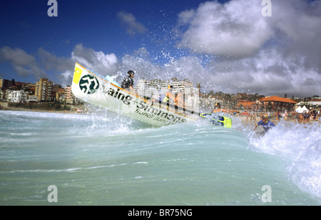 Eine Gruppe von Personen auf einem Surf-Schiff während einer Surf-Karneval in Sydney Australia. Stockfoto