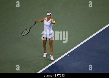 Vera Zvonareva (RUS) im Wettbewerb mit der Frauen-EM-Endrunde in der 2010 US Open Tennis. Stockfoto