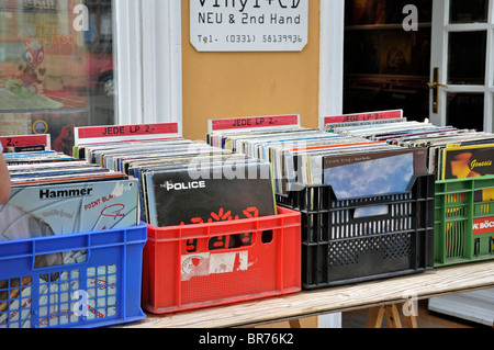 Stände, die alte Vinyl-Schallplatten für Verkauf Potsdam Deutschland anzeigen Stockfoto