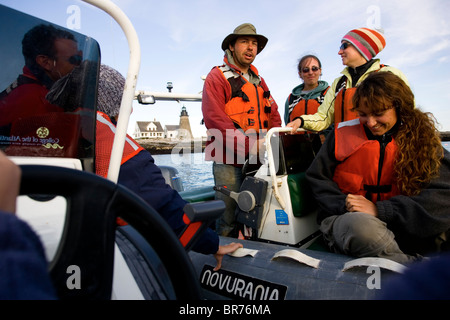 Die Mount Desert Rock Station Manager spricht mit seiner Crew in Maine. Stockfoto