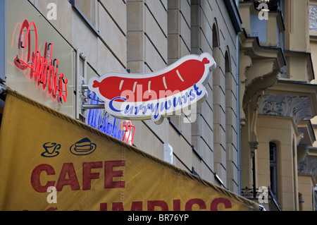Zeichen Werbung "Currywurst" Wurst bei einem Snack-Anbieter in Berlin Deutschland Stockfoto