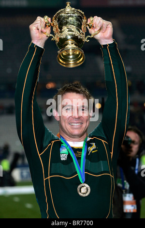Südafrikanische Kapitän John Smit hebt die Trophäe nach 2007 IRB Rugby World Cup-Finale Stockfoto