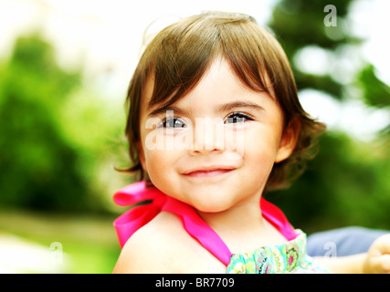 Kleines Mädchen lächelnd, Closeup Portrait im freien Stockfoto