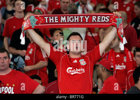 Liverpool Fußball-Fan hält einen Schal auf der Tribüne während eines Spiels Stockfoto