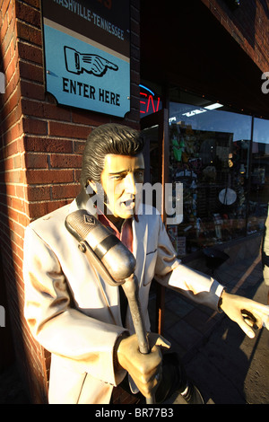 Eine Statue von Elvis Presley auf dem Bürgersteig entlang Lower Broadway in Nashville TN Stockfoto