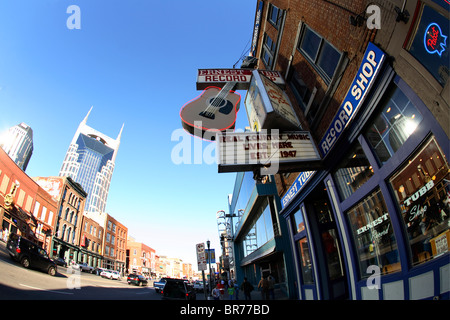 Lower Broadway in Nashville TN mit seiner Mischung aus touristischen Country-Musik im Zusammenhang mit Attraktionen, gegenübergestellt mit einem boomenden kommerziellen Stockfoto