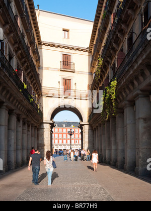Collonaded Eingang zum Plaza Major, Madrid, Spanien Stockfoto