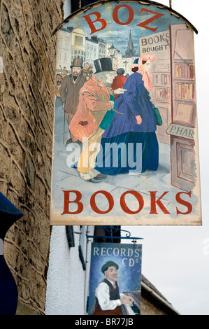 Melden Sie sich außerhalb einer Buchhandlung in Hay-on-Wye, Powys, Wales Stockfoto