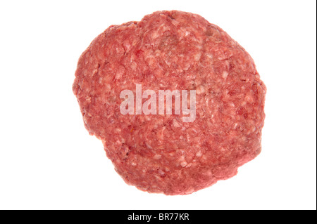 Eine rohe Hamburger Patty isoliert auf weiss. Stockfoto