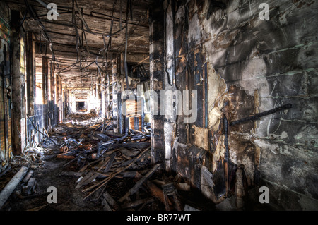 Ein Flur in einem Industriegebäude durch einen Brand beschädigt Stockfoto