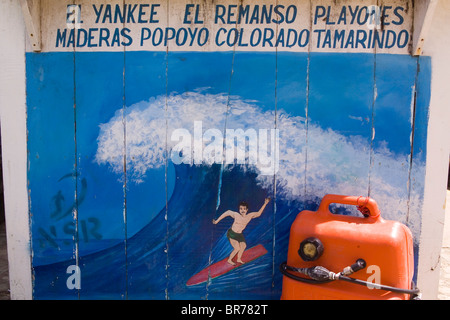 Eine Wandbild an der Seite einen Shop Stand wirbt Bootsfahrten zu den wichtigsten Surf-Breaks und Stränden in San Juan Del Sur, Nicaragua. Stockfoto