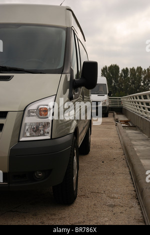 Ford Transit 2.4 TDCi AWD 140 T350 Trend Kastenwagen - Chill - MWB - Deutsch MCV, Kastenwagen - Stadt, Parkplatz Stockfoto