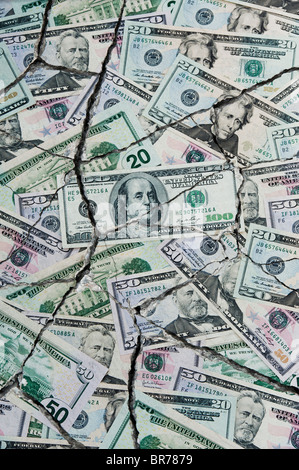 Amerikanische Dollar Rechnungen Konzept zur Darstellung einer Wirtschaftskrise geknackt Stockfoto