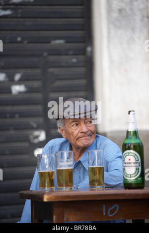 Ein Mann mit einem Drink in Buenos Aires. Stockfoto