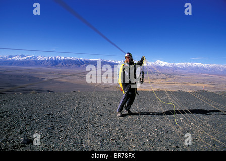 Gleitschirm bereitet Flug in Owens Valley in Kalifornien. Stockfoto