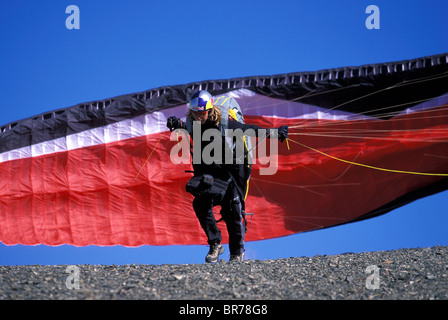 Gleitschirm fliegen in Owens Valley in Kalifornien. Stockfoto