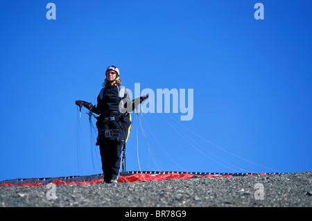 Gleitschirm fliegen in Owens Valley in Kalifornien. Stockfoto