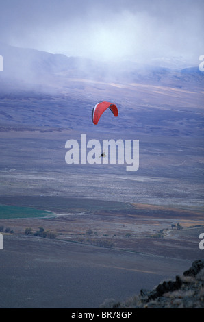 Gleitschirm fliegen in Owens Valley in Kalifornien. Stockfoto