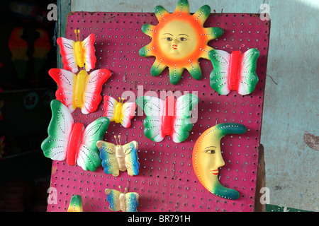 Bunt bemalten Keramik für den Verkauf außerhalb der Souvenir-Shop, La Arena, in der Nähe von Chitre, Azuero Peninsula, Panama Stockfoto